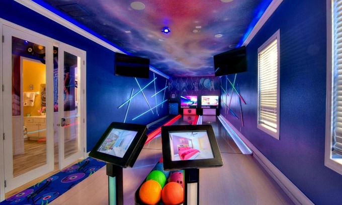 Loughman Casa | 28 Bedrooms, America & Music Bowling Mansions, SIDE BY SIDE, Sleep 80