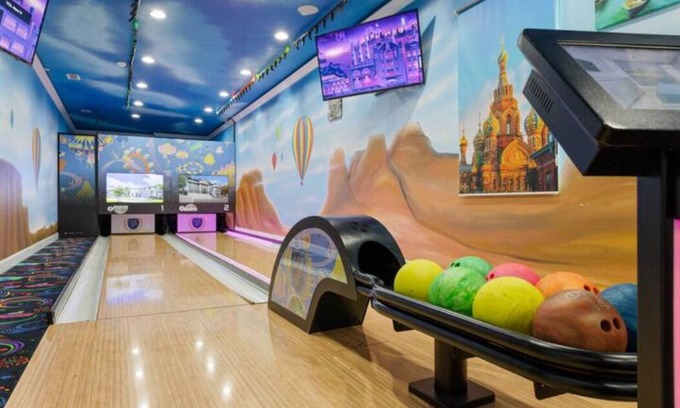 Kissimmee Casa | 28 Bedrooms Sports & Wonder Bowling Mansions, SIDE BY SIDE, Sleep 80