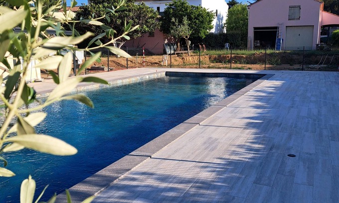 Le Brusc Casa | 28 m2 gîte, 400 m from the beach, swimming pool and terrace