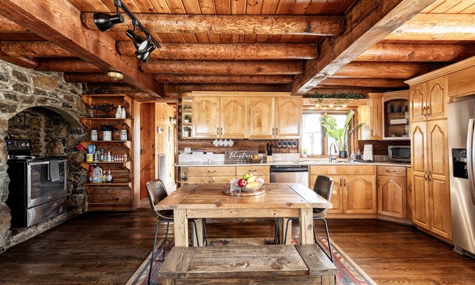 Pleasant View Cabina | 28 Min from Nashville Quiet Log Cabin W/Pool & Spa Sleeps 16