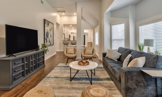 Southmoreland Casa | 28) Updated Midtown Bungalow |Great Walkability!