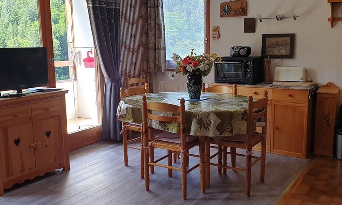 Saint-Jean-dʼAulps Apartamento | ¡Estudio de 28m² en el centro con piscina y balcón!