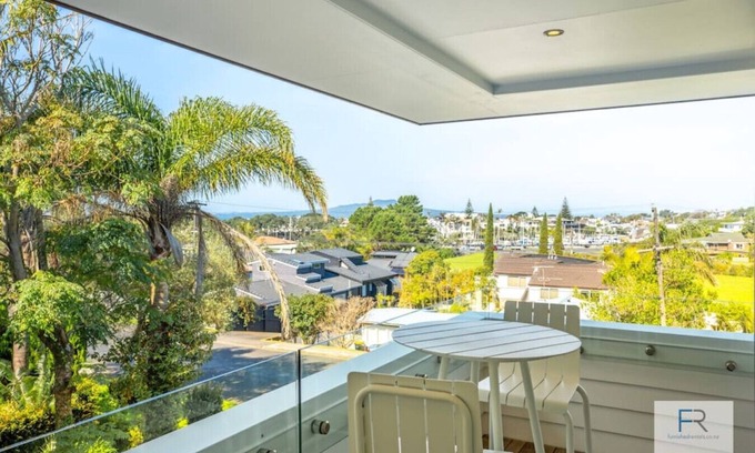 Castor Bay Apartamento | Seaview Haven in Castor Bay