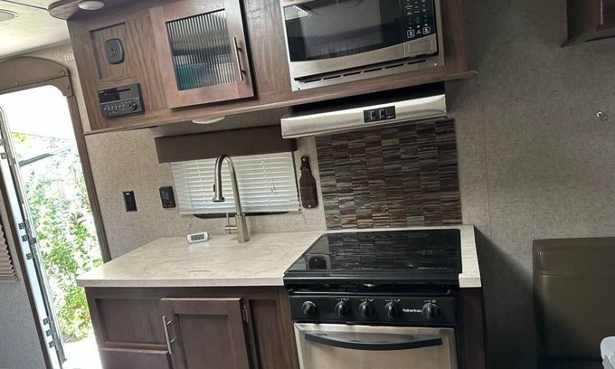 Lewiston Casa | 29' Deluxe Climate Controlled Toy Hauler Camper - Sleeps 4 Guests.
