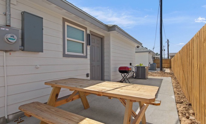 Brownsville Apartamento | 2B/1B apartment B in wonderful Brownsville with AC