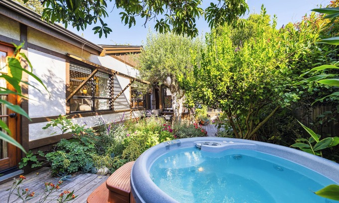 Upper East Casa | 2b/2b Downtown Cottage with Hot Tub 30 day +