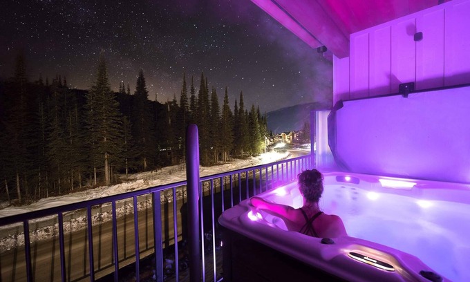 Sun Peaks Condominio | 2B/2B Ski-In/Out Condo w Hot Tub, Dry room, Gym