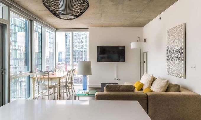 Downtown Chicago Apartamento | 2B 2BA Luxury Suite with Balcony and Wi-Fi, PAID IN and OUT PARKING IN BLDG