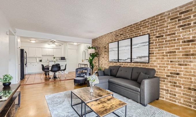 Travis Heights Apartamento | 2B Getaway | Walk Dtwn | Sleeps 6 | Pool + Prkg