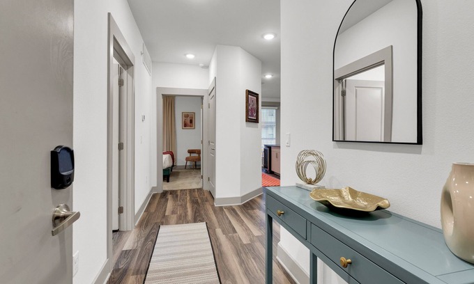 Fort Worth Apartamento | 2B2B by TCU, Walkable, Pool View, King, Queen Beds with Pool & Gym Access