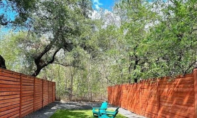 South Lamar Casa | 2B3B+Studio: Great yard+deck mins to downtown