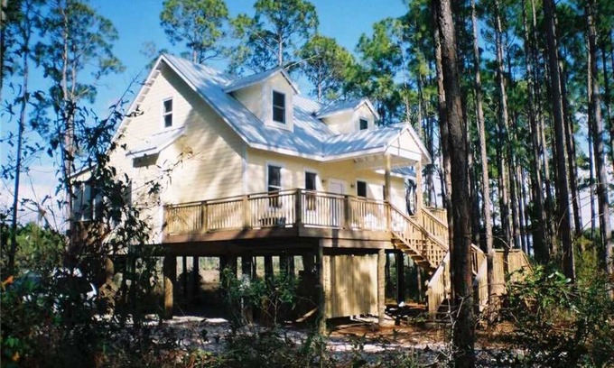 Port St. Joe Casa | Sunny Daze- 2bd 1. 5ba ubicado en el tranquilo vecindario Indian Summer en Indian Pass.
