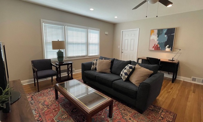Clairmont Heights Apartamento | 2bd/1ba apt in walkable area near Emory, nature trails, available Aug. 15th