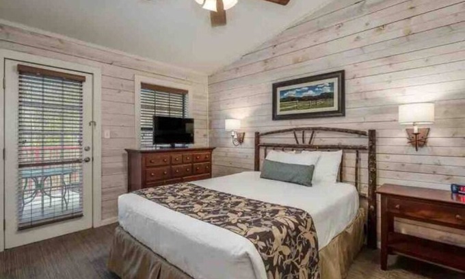 Conroe Condominio | 2Bd, 2 Ba with Stunning Lake Conroe View