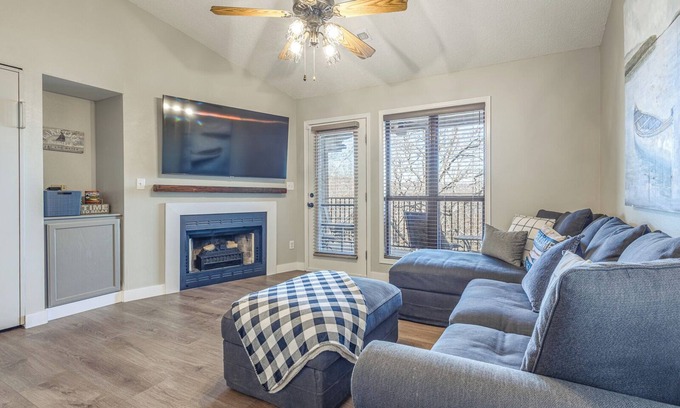 Indian Point Condominio | 2bd/2ba, lakefront Condo, sleeps 8. Ticket DEALS and Resort Perks! Rentable Boat Slips