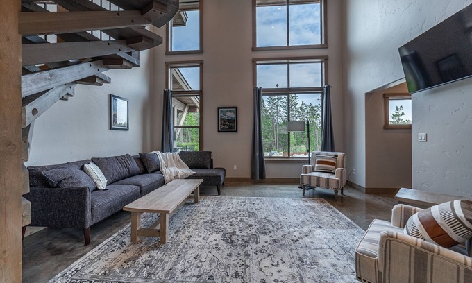 Coram Condominio | 2bd/2ba Stunning Condo-Stay Near Glacier- Private Hot Tub- King Bed #4-4