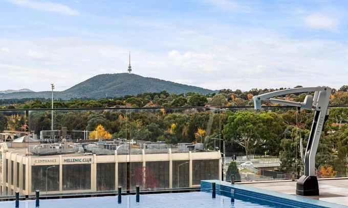 Phillip Apartamento | 2bd 2bth - Chic Apt in Woden CBD