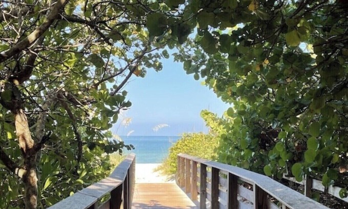 Vanderbilt Beach Condominio | 2bd 2bth Vanderbilt Beach 4 min to Beach-14 day rentals starting April 1- Dec 30
