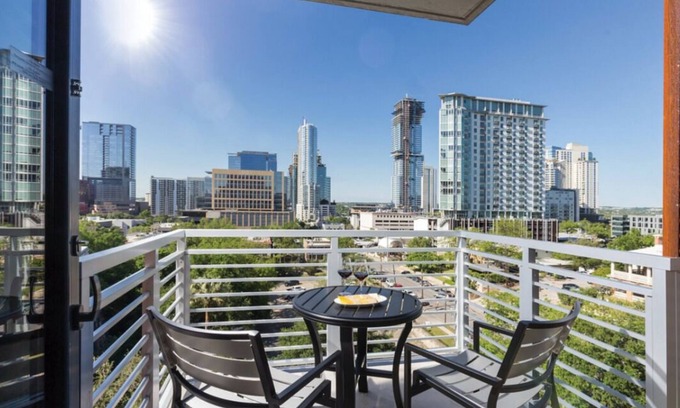 Civic District Condominio | 2BD/Austin - Full Kitchen, W/D, Balcony, Fire Pit!