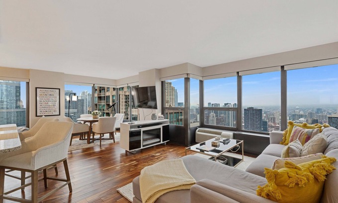 Near North Side Condominio | 2bd River North Condo with Million Dollar Views! by AllSet Turnover
