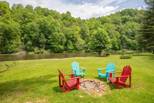 Crumpler Casa | 2Bd Riverfront with Expansive Outdoor Space, River Access, Fire Pit