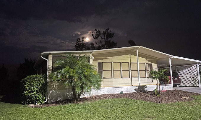 Sarasota Casa | 2bdr/2b pet friendly 55+ community w/amenities 5min to Siesta Key!