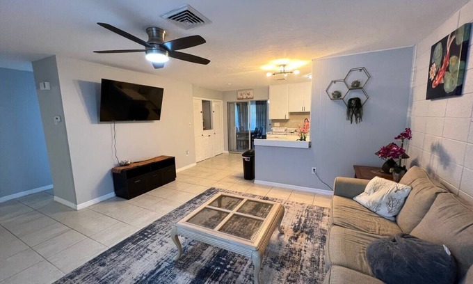 Warm Mineral Springs Apartamento | 2bdr, 5 min walk to Warm Mineral Springs
