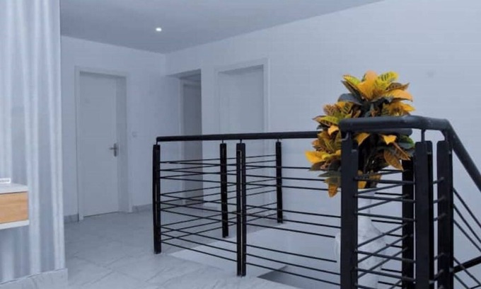 Ajah Casa | 2bed/24/7-power/wi-fi/Sec/close2Charterhouseschool