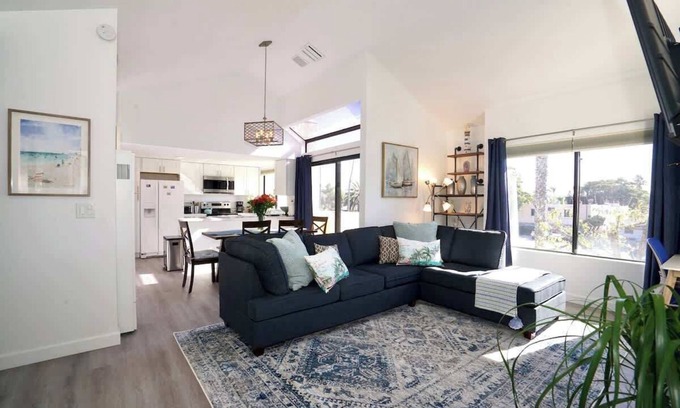 Crown Point Apartamento | 2Bed 2Bath APT walking distance to BEACH and BAY in PB