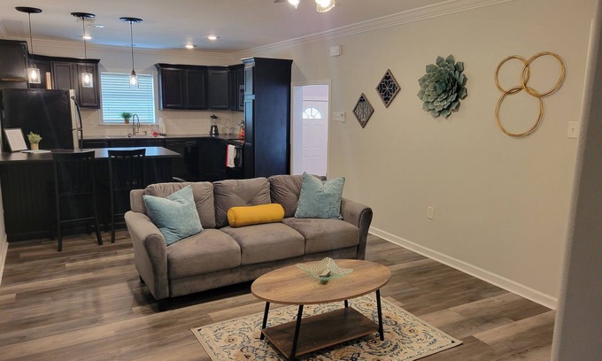 Houma Casa | 2bed/2bath Cottage in Downtown Houma. 30+ day stays welcome.