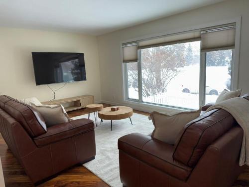 Southeast Edmonton Casa | 2Bed Bright & Stylish Ritchie Urban Retreat