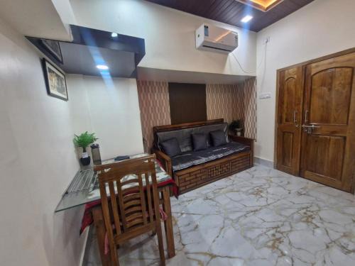 Bhubaneshwar Apartamento | 2BHK Home fully furnished at Sahid Nagar near INOX