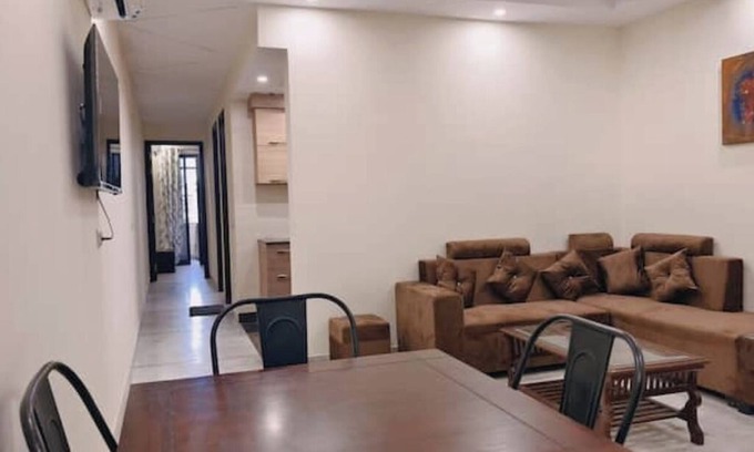 Lajpat Nagar Apartamento | 2BHK in Lajpat Nagar near Market