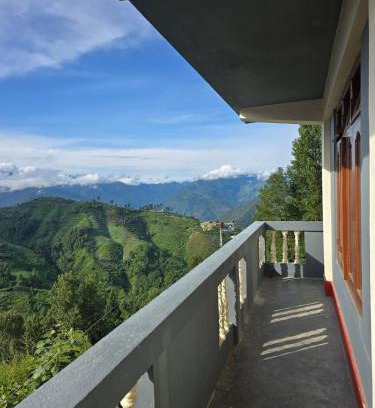 Bomdila Apartamento | 2BHK Mountain View with Full Kitchen and Hi-Speed Internet
