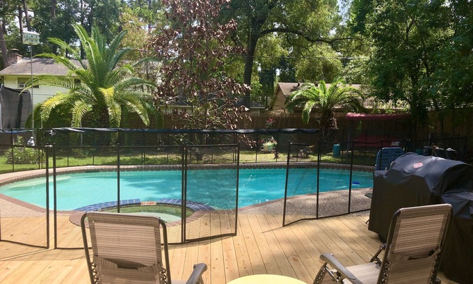 Memorial Northwest Casa | The Salt Lick Retreat ~ A Quiet Texas Oasis ~ 2BR / 1. 5BA; Alarma; Piscina; Jacuzzi