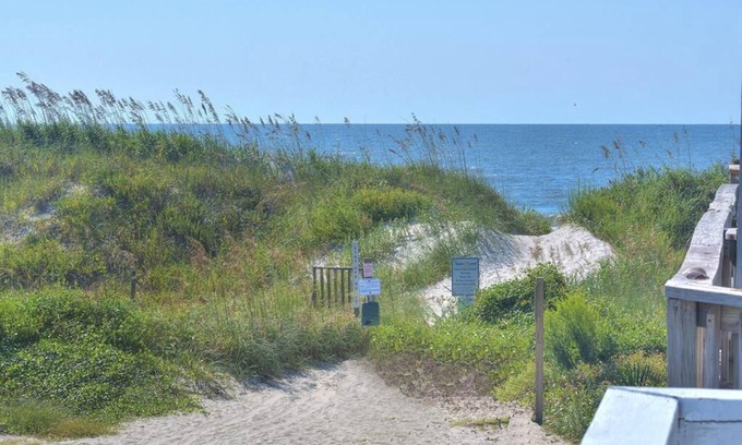 Yaupon Beach Condominio | 2BR/1BA Condo - Oceanfront, Walk to Pier/Fishing/Dining, Sleeps 6