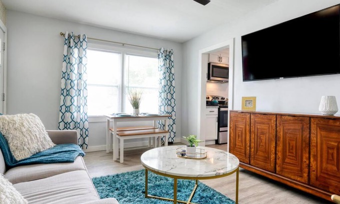 Charlotte Apartamento | 2BR 1BA Duplex House King Beds Great for Small Groups Close to All Uptown Charlotte attractions