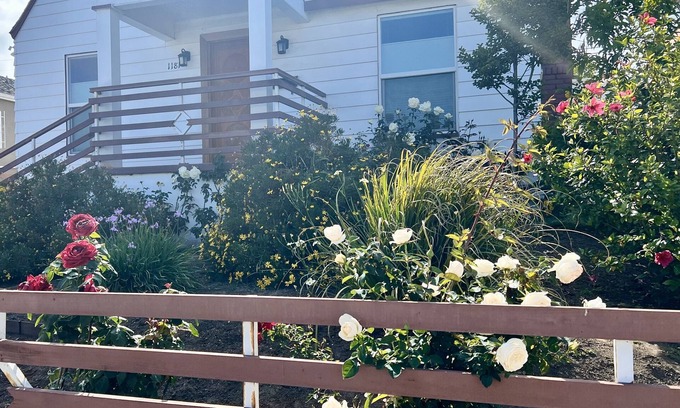 Mid-Wilshire Casa | 2br/1ba Mid-Wilshire Hideaway— Where LA Comes Together. Quiet, central retreat.