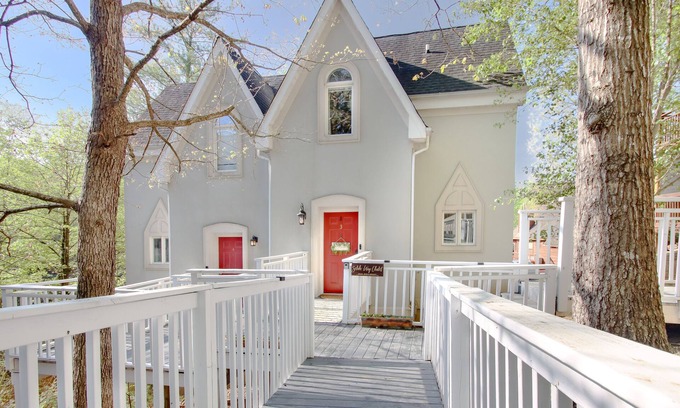 Pigeon Forge Chalet De Esquí | 2BR/2.5BA, clean hot tub, spa tub, 1 mi to Pkway,10min to GSMNP, arcade,fire pit