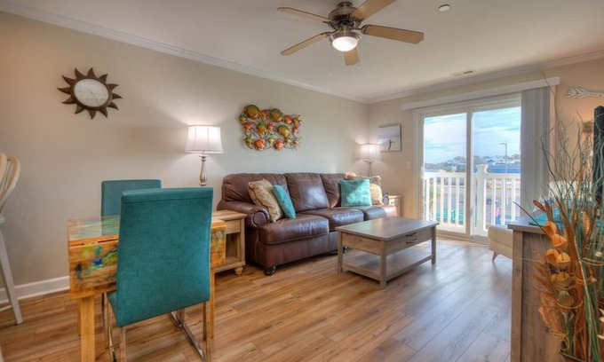 Long Beach Condominio | 2BR/2BA Condo - RENOVATED, Pool, Walk to Beach, Elevator, Sleeps 6