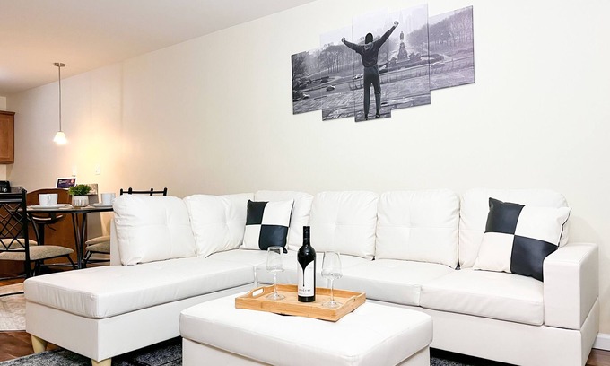 West Philadelphia Apartamento | 2BR/2BA Deluxe Gem. Prime Location. Mere 17mins to PHL Airport