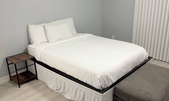 Spring Valley Apartamento | 2BR/2BA Downtown Vegas Gem – 2 Min Walk to Fremont!