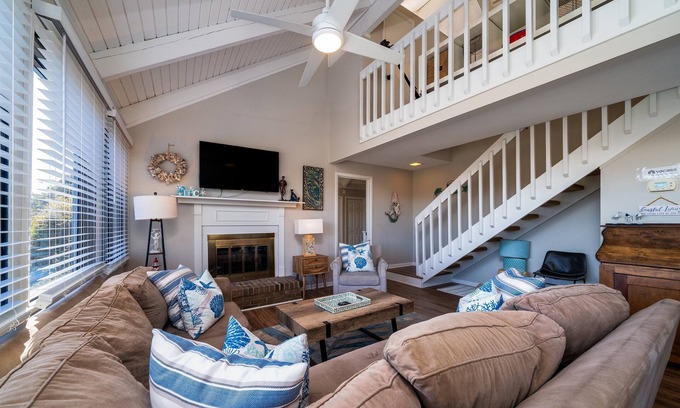 Seabrook Island Cabaña | 2BR/2BA + Loft Cottage! Close to Beach! Golf Course Views! Amenity Cards Available!