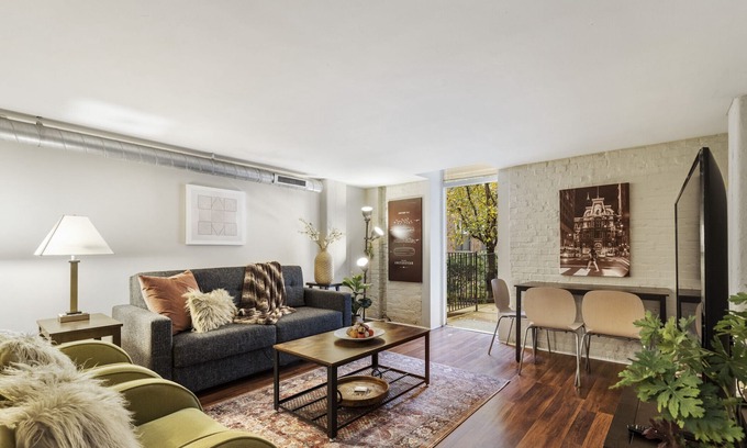Newbold Condominio | 2BR/2BA Modern Apartment w Garden, Wifi, Gym, 24/7 FD, Central Location
