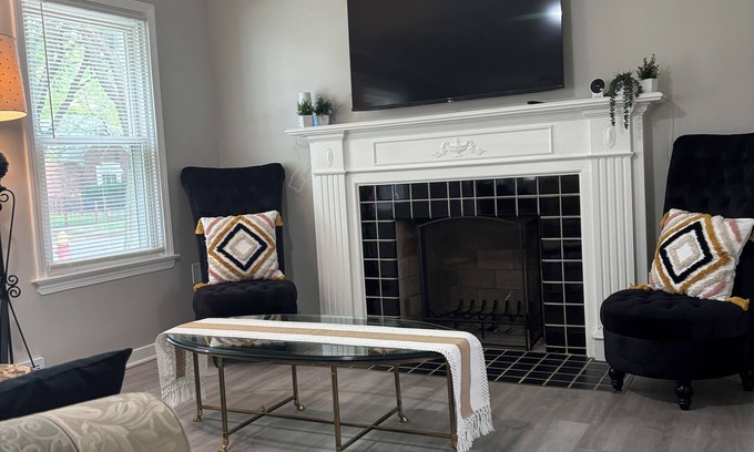 Detroit Casa | 2BR 3 Queen Kitchen Safe & Quiet 10 min from DWNTN smart’s tv wifi AC
