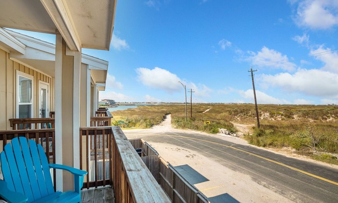 Corpus Christi Casa | 2BR/3B, Clean, Family Friendly, Pool, Walk to Beach. Weekly/Monthly Discounts.