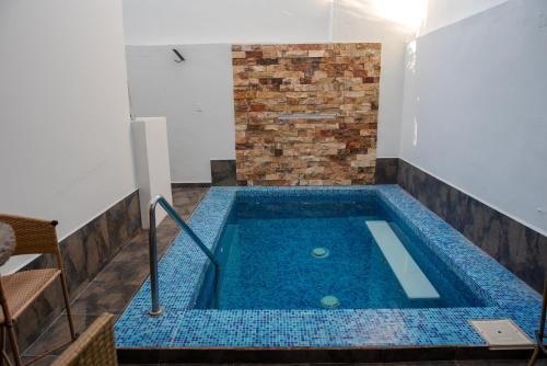 Ferrocarrilera Apartamento | 2BR-3BA Condo Block from Beach w Rooftop Jacuzzi