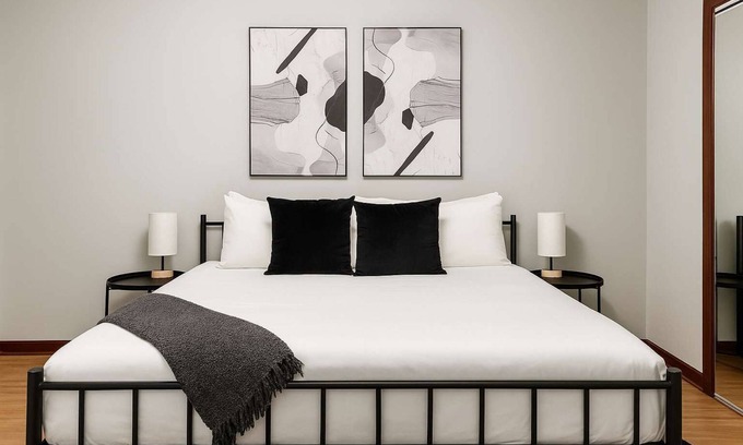 Chicago Apartamento | 2BR Airy Apt w/ Free Parking