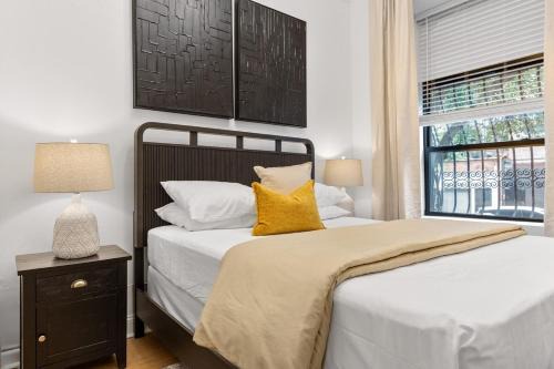 Harlem Apartamento | 2BR and 2BA in Historic Brownstone near Subway