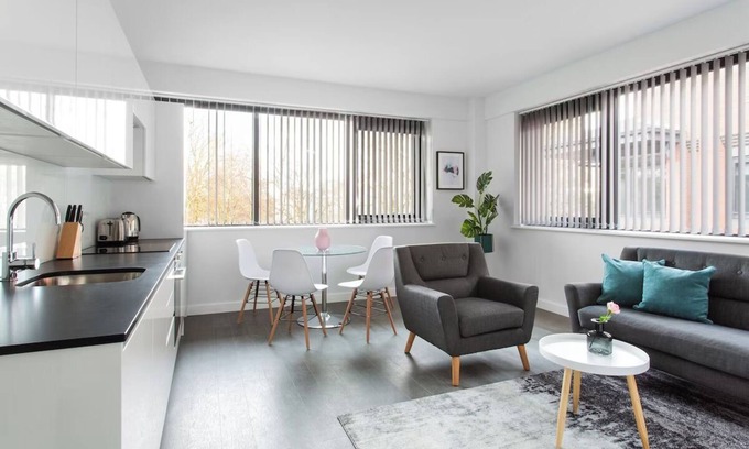 St Albans Apartamento | 2BR Apartment w/Fully Equipped Kitchen & Comfortable Beds for the Perfect Stay